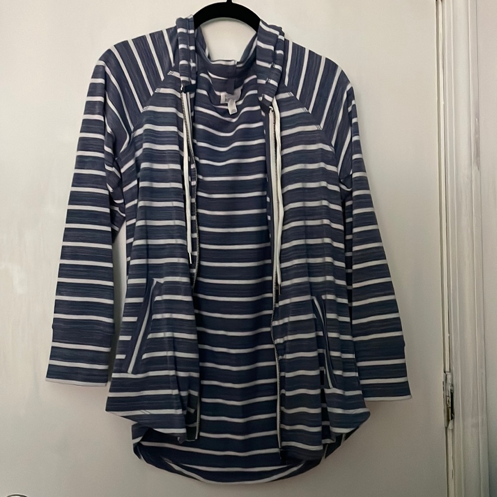 Market and Spruce, Size Small, Blue and White.